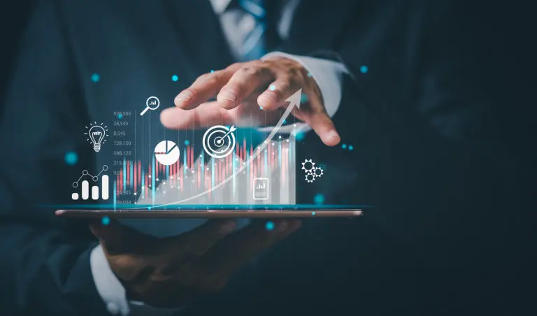 Interfaz holográfica de inteligencia empresarial con gráficos de rendimiento, usada por un profesional.
